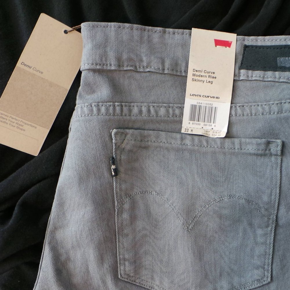 Levi's - Picture 2 of 3